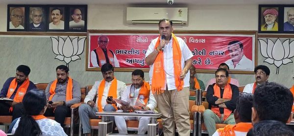 આગામી લોકસભા ચૂંટણી ૨૦૨૪ ના ભાગરૂપે ૨૩-બારડોલી લોકસભા અને ૧૬૯-બારડોલી વિધાનસભા સીટમાં સમાવિષ્ટ બારડોલી નગર ભાજપની, બારડોલી ભા.જ.પા કાર્યાલય ખાતે બેઠક યોજવામાં આવી, જેમાં ચુંટણીલક્ષી ચર્ચા કરવામાં આવી.